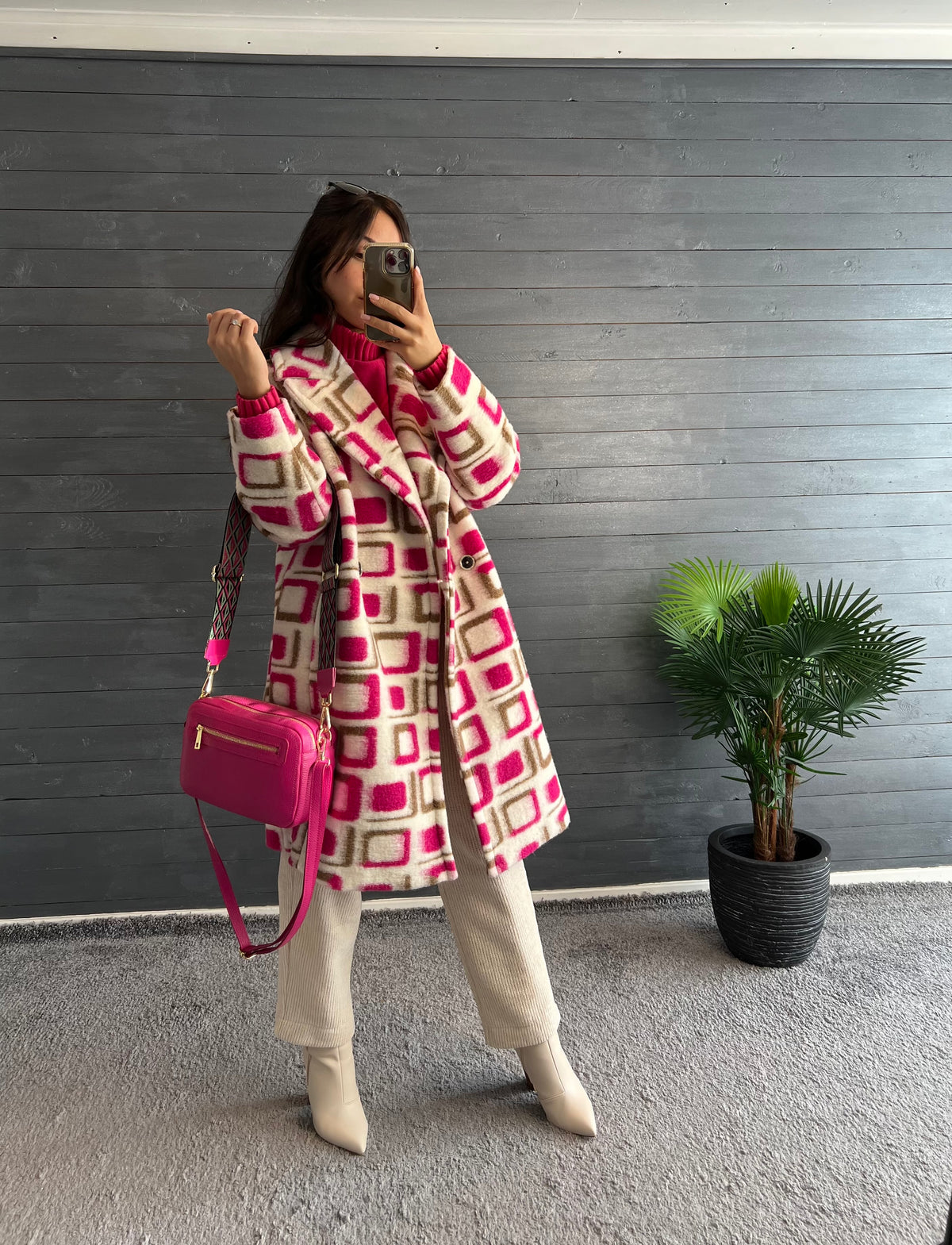 Sofia Mantel Fuchsia